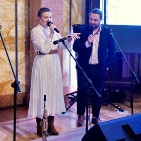 Anička Slováčková s bratrem Felixem stále vystupuje na koncertech.