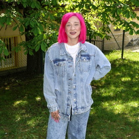 Sestava nadměrné džínové bundy typu trucker a trendy střihu širokých nohavic patří v současnosti k velmi vyhledávaným kombinacím.