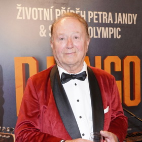 Petr Janda oblékl na slavnostní premiéru svého dokumentu červené sametové sako, bílou košili a také černého motýlka.
