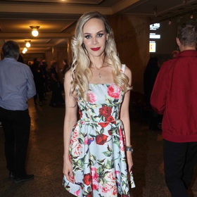 Zpěvačka Jana Fabiánová, dcera Nadi Urbánkové, nejprve vynesla pestré květované koktejlky.