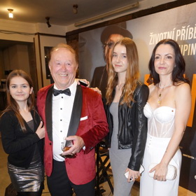 Petr Janda s manželkou Alicí a jejich dvěma dcerami, Anežkou a Rozárkou.