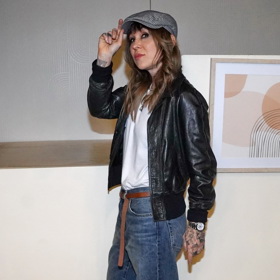 Herečka Kateřina Kaira Hrachovcová nosí baggy jeans v poslední době s oblibou. Kombinuje je s bílými tričky, koženými křiváky nebo bombery.