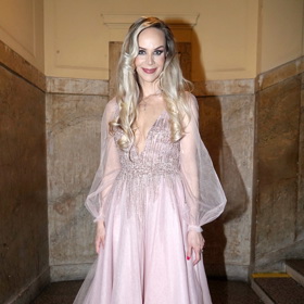 V průběhu večera se Jana Fabiánová převlékla do pastelově růžové róby jako pro princeznu.