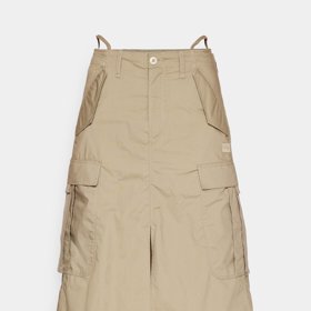 Parašutistický trend zasáhl i do výběru midi sukní. (G-Star, 3 790 Kč)