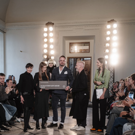 Vítězka Van Graaf Junior Talent 2024 Hana Valtová převzala šek s finanční podporou pro tvorbu nové módní kolekce.