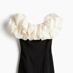 Šaty se zdobeným pružným dekoltem, H&M, 1 199 Kč.