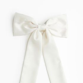 Bílá saténová mašle na culík, H&M, 189 Kč.