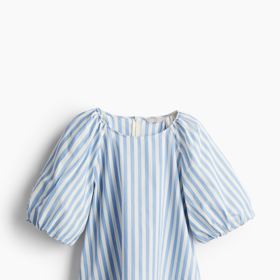 Jemnější šíře proužků a romantizující detaily. To je halenka s nabíranými rukávy H&M za 479 Kč.