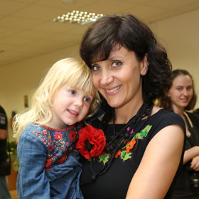 Moderátorka Ester Janečková na archivním snímku se svou dcerou Sárou.