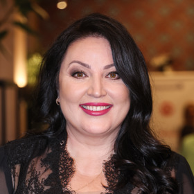 Ivana Christová je už dlouho věrná černé barvě vlasů. Podle kadeřníka Honzy Kořínka je ale čas na změnu. 