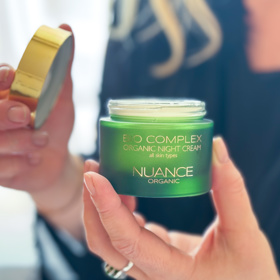 Noční krém od Nuance Organic je podle editorky Kateřiny pro její typ pleti skvělý. 