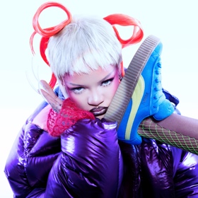 Už na podzim Rihanna vyzkoušela jeden z trendy odstínů blond, stříbřitou platinu v podobě kratičkého sestřihu. To když se stala modelkou řadě tenisek, které navrhla ve spolupráci se značkou Puma. 