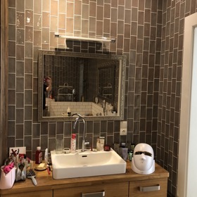 Kolem umyvadla se povalují klasické drobnosti, které žena neustále potřebuje.