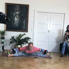 Jitka Asterová dovede to, co mnozí z nás neumí - jógová pozice, která vede do klidu.