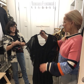 V šatníku nesmí samozřejmě chybět ani "malé černé", i když má Jitka právě teď raději barvičky.