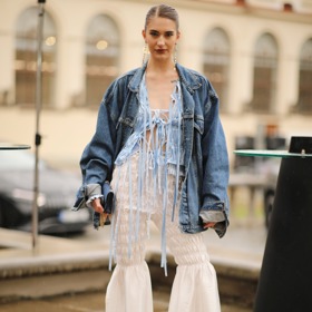 Streetstyle z jarní edice pražského týdne módy Mercedes-Benz Prague Fashion Week 2024.