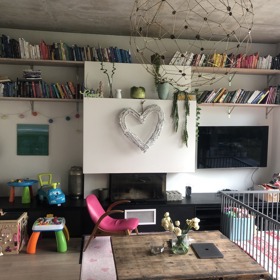 Dominantou domu je prostorný obývací pokoj spojený s kuchyní.