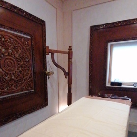 Součástí ájurvédy jsou masáže bylinnými oleji, které si můžete provádět buď sami doma, nebo využít služeb terapeuta v často velmi stylovém "masážním salonu".