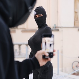 Kompletně zahalená dáma budila na večírku Ploom pořádný rozruch.