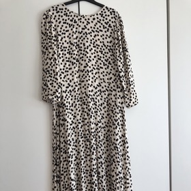 Puntíkované šaty midi délky zaujaly Markétu na první pohled. 