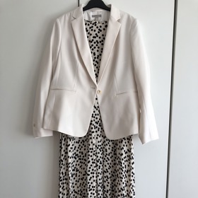 K šatům skvěle pasovalo světlé sako z módního řetězce H&M.