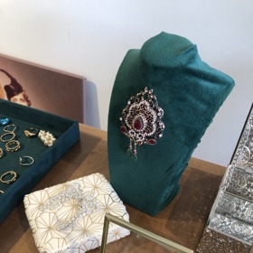 V nabídce byly také dobové šperky. 