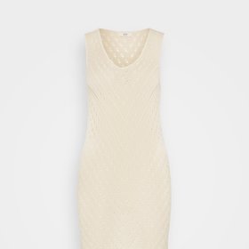 Háčkované šaty se vzory  volají po dovolenkové atmosféře. (JDY, 800 Kč)