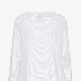 Stylově vypadají i svetříky zdobené ažurovými motivy. (Kaffe, 1 790 Kč)