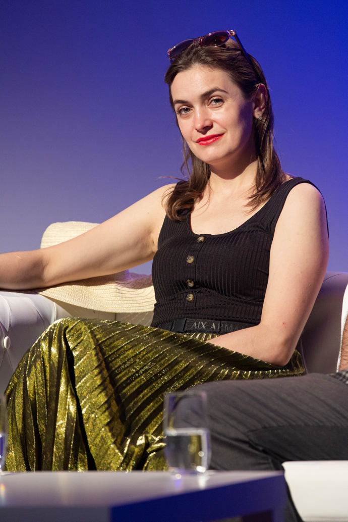 FOTO: Sarah Haváčová na tiskové konferenci ČT. – stránka 77