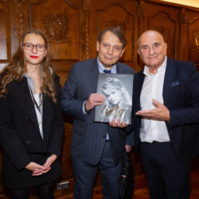 Jiří Paroubek s dcerou Margaritou a s fotografem Ivety Bartošové, Milošem Schmiedbergerem.