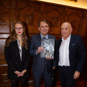 Jiří Paroubek s dcerou Margaritou navštívil křest knihy fotografa Miloše Schmiedbergera.