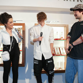 Ruy Okamura se nejprve postavil vedle FIlipa Kratochvíla. Lucie ho požádala, ať se postaví vedle ní. 