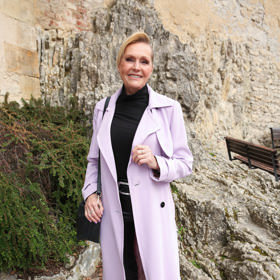 Zpěvačka Helena Vondráčková si i po sedmdesátce udržuje perfektně štíhlou postavu.