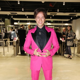 Zpěvák Milan Peroutka tentokrát oblékl pánský oblek v barvě Viva Magenta.