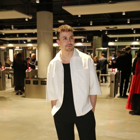 Frontman kapely Slza Petr Lexa se na Ceny Anděl oblékal sám.