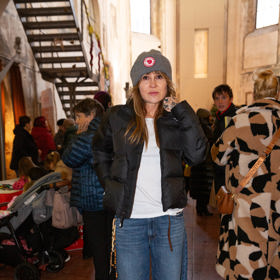 Kateřina Kaira Hrachovcová navštěvuje v baggy jeans společenské akce.