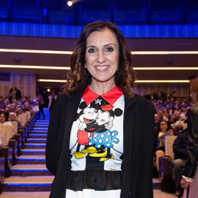 Radka Fišarová zvolila velmi roztomilé a mladistvé šaty s výraznými motivy kreslených postaviček.