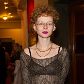 Anna Kameníková v roce 2023. Herečka má kudrnaté vlasy kratšího sestřihu.