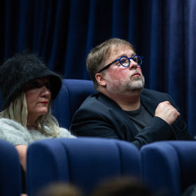 Sluneční brýle a sako Bára Basiková v hledišti odložila. Odhalila tak stylový detail půvabného šedivého svetříku -  krátké rukávy.