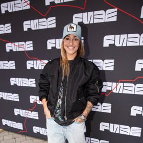 Influencerka Barbora Mlejnková nosí světle modré baggy jeans v kombinaci s černým unisex tričkem, teniskami, bomberem a kšiltovkou.