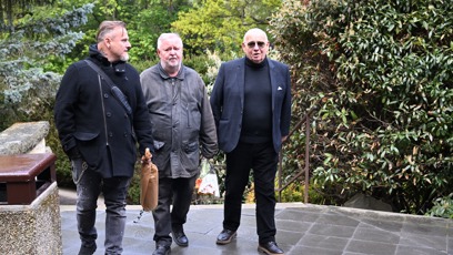 FOTO: Vyskočil s přáteli přichází na obřad.