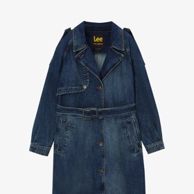 Tmavý, s nápadnými detaily, Lee, 2 999 Kč.