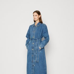 Značka Lindex nabízí kabát bez klasické fazóny se zapínáním až k límci. (3 199 Kč)