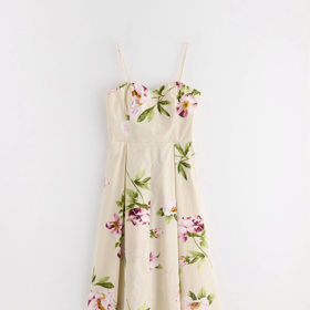 Boho styl dýchající venkovem květinové motivy doslova vyžaduje. (Lindex, 1 699 Kč)