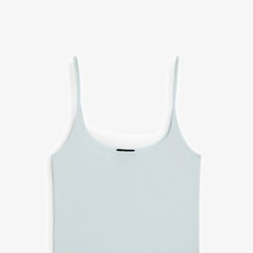 Tonalita nebesky modrých odstínů je poměrně široká. (Massimo Dutti, 995 Kč)