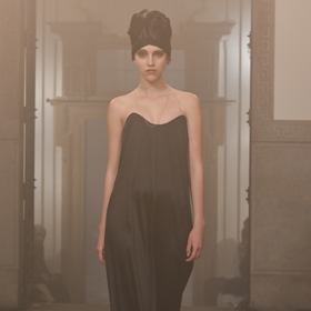 Jednoduché linie skryté podtrhovaly krozetové prvky