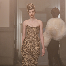 Nová kolekce návrháře Tomáše Němce představila jeho vizi nositelné autorské módy.