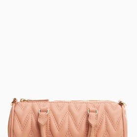 Umělá kůže také hezky vynikne ozdobena pravidelnými symetrickými vzory. (Mango, 799 kč)