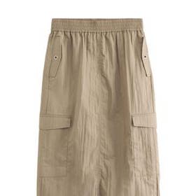 Stejně pohodlná je i šusťáková sukě s pružným pasem. (Next, 895 Kč)