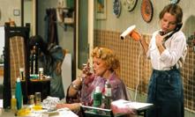 Komedie V podstatě jsme normální je volným pokračováním snímku Pátek není svátek.